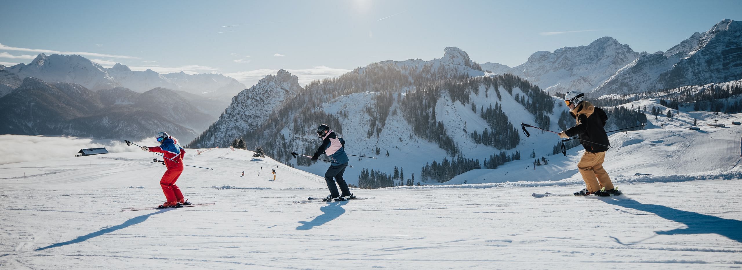 Almenwelt Lofer Skifahren mit Skilehrer_Skischule Sturm (c) Salzburger Saalachtal Tourismus