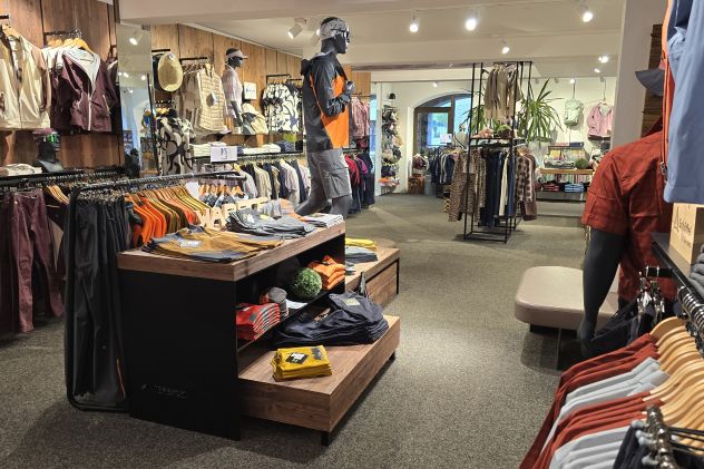 sportgeschaeft lofer outdoorbekleidung wandern