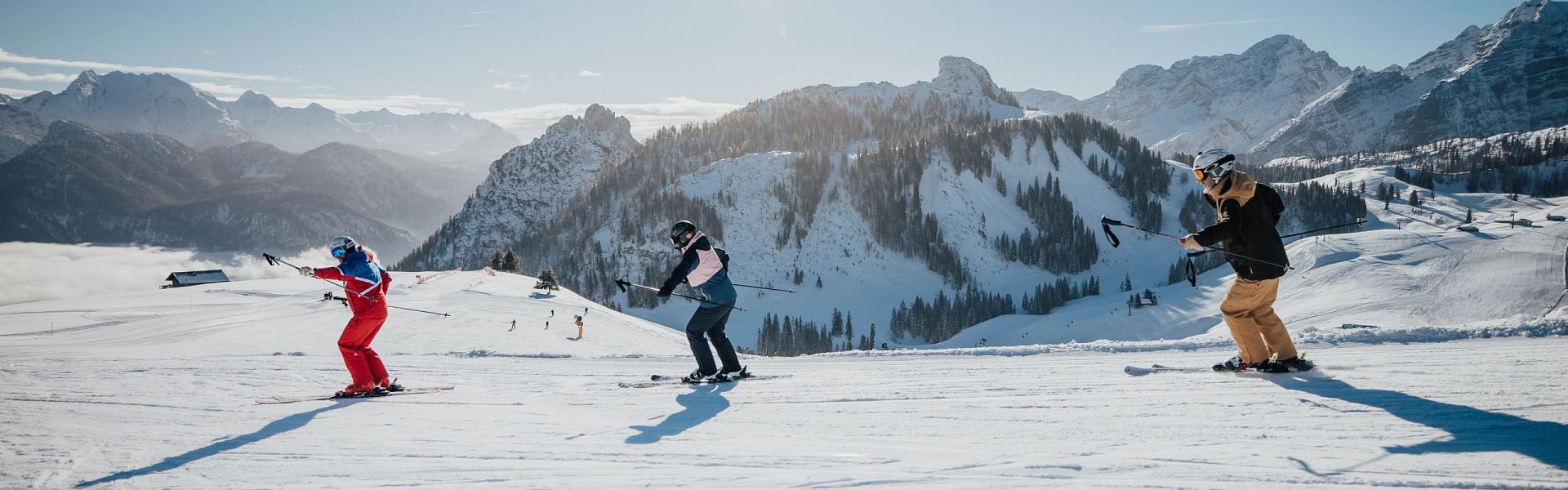 Almenwelt Lofer Skifahren mit Skilehrer_Skischule Sturm (c) Salzburger Saalachtal Tourismus
