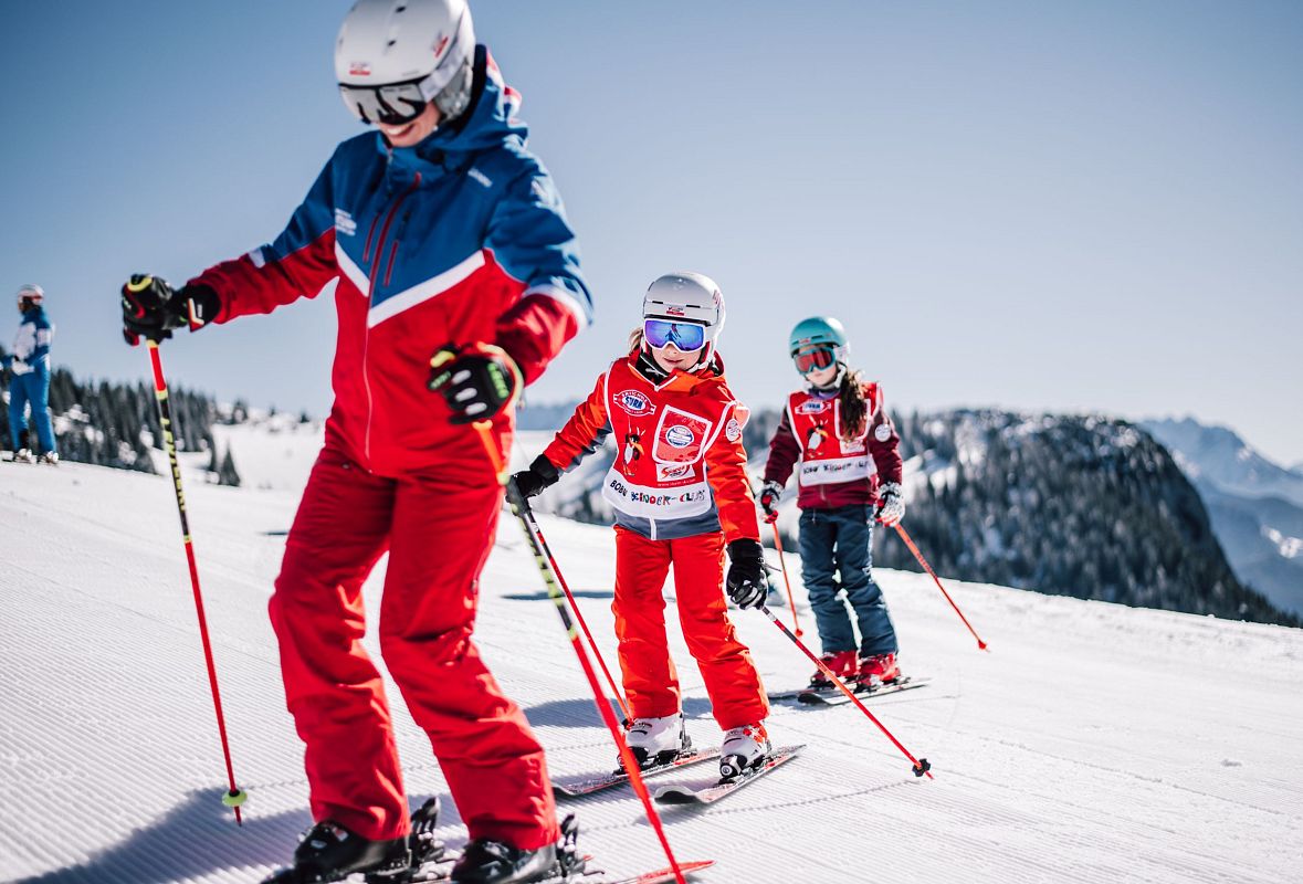 skischule-lofer-skikurs-kinder-skifahren-lernen-in-der-gruppe-4