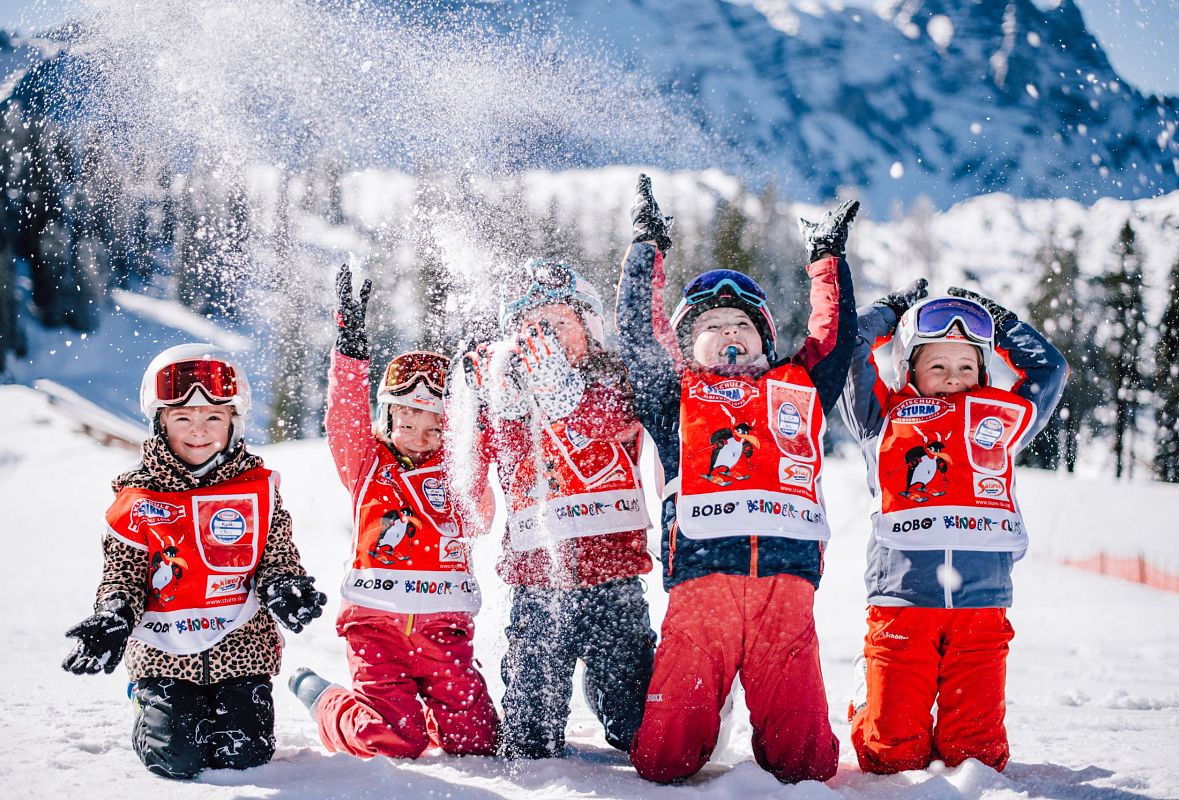 skischule-lofer-skiurs-kinder-jugendliche-und-bambinis-kinder-spass-haben-16