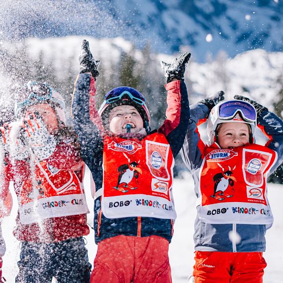 skischule-lofer-skiurs-kinder-jugendliche-und-bambinis-kinder-spass-haben-19
