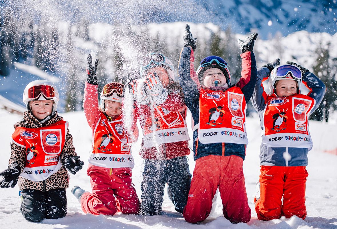 skischule-lofer-skiurs-kinder-jugendliche-und-bambinis-kinder-spass-haben-20