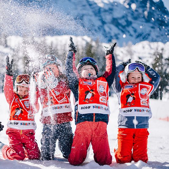 skischule-lofer-skiurs-kinder-jugendliche-und-bambinis-kinder-spass-haben-23